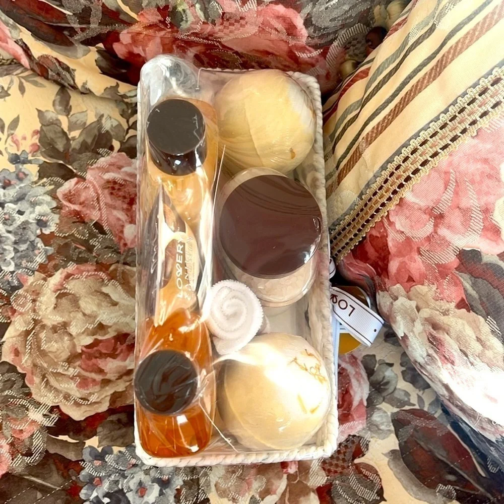 Brand New Vanilla Coconut Bath Set Gift Basket Gel Scrub Lotion Bath Bombs Salt